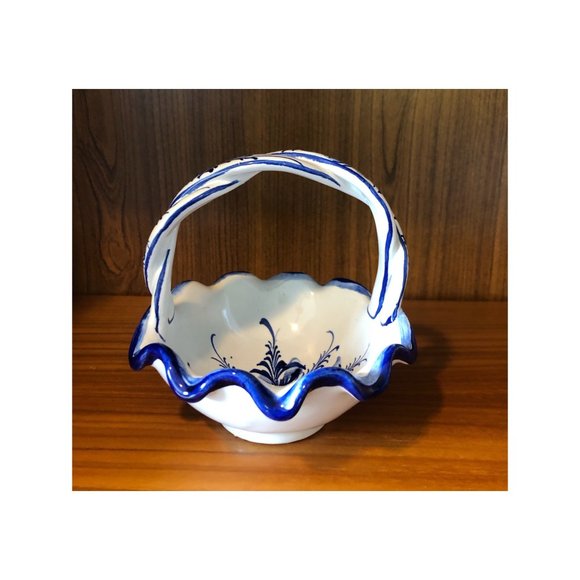 Vintage blue and white hand painted ceramic candy dish with handle - Picture 3 of 6